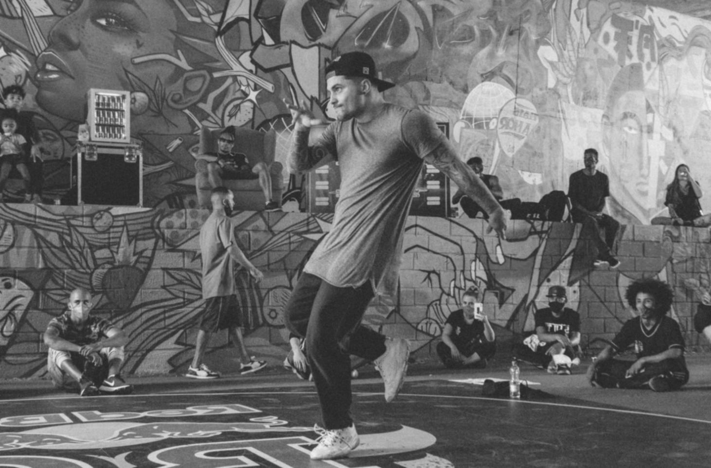 Estudiante de jazz dance en movimiento expresivo